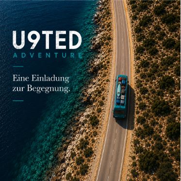 U9TED Adventure Bus auf einer Straße zwischen Landschaft und Meer